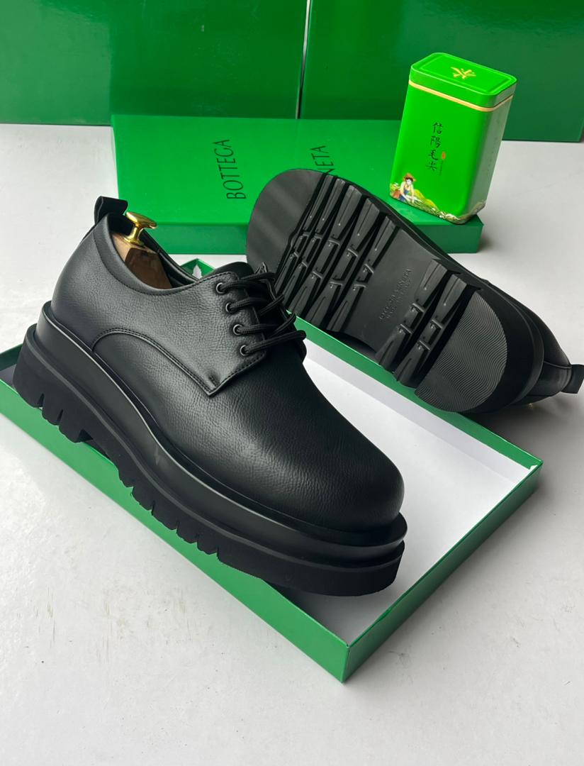 Bottega Veneta tan leather chunky derby shoes Bottega Veneta men's tan pebbled leather chunky derby shoes with thick black lug sole, displayed in signature green shoebox with branded tin.
